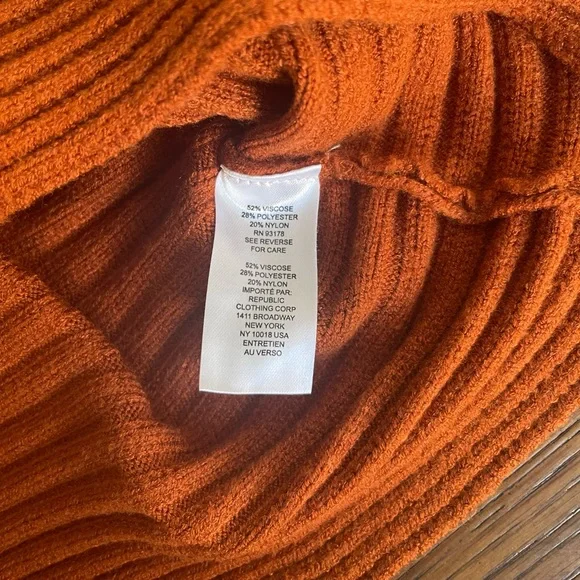 Soft T. Tahari sweater - Picture 2 of 5